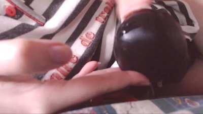 E lawe i kēia moa ʻeleʻele nui i loko o kou waha ke kauā liʻiliʻi